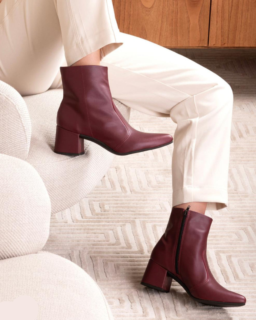 Bota Feminina Cano Curto Bico Fino com Salto Bloco Médio