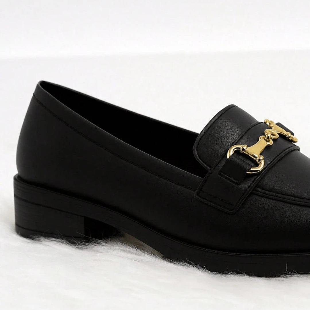 Mocassim Feminino Bico Quadrado com Corrente Metálica Preto