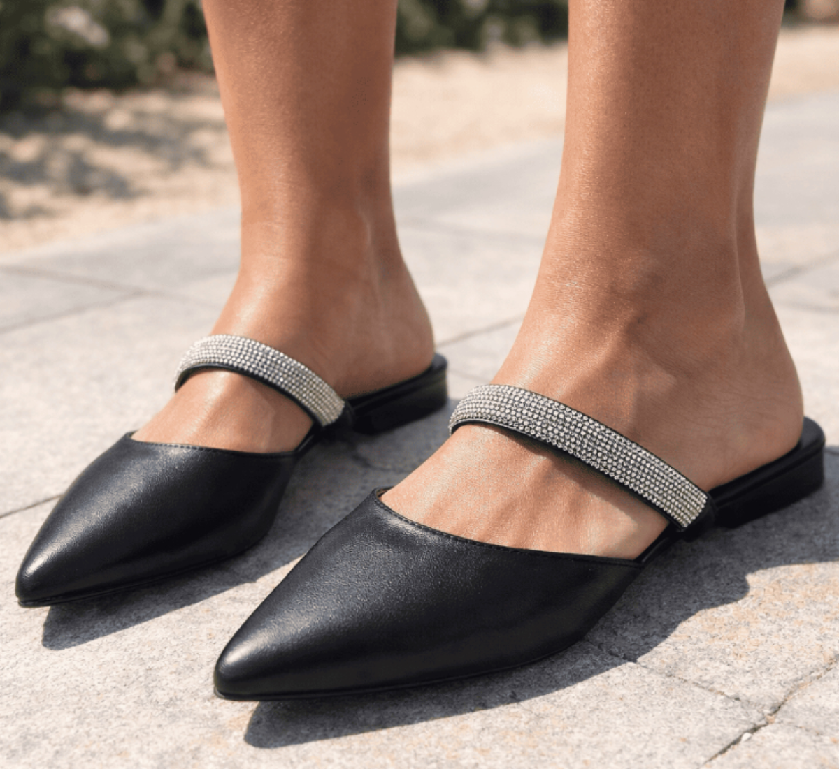 Mule Feminino Bico Fino com Tira em Strass Preto