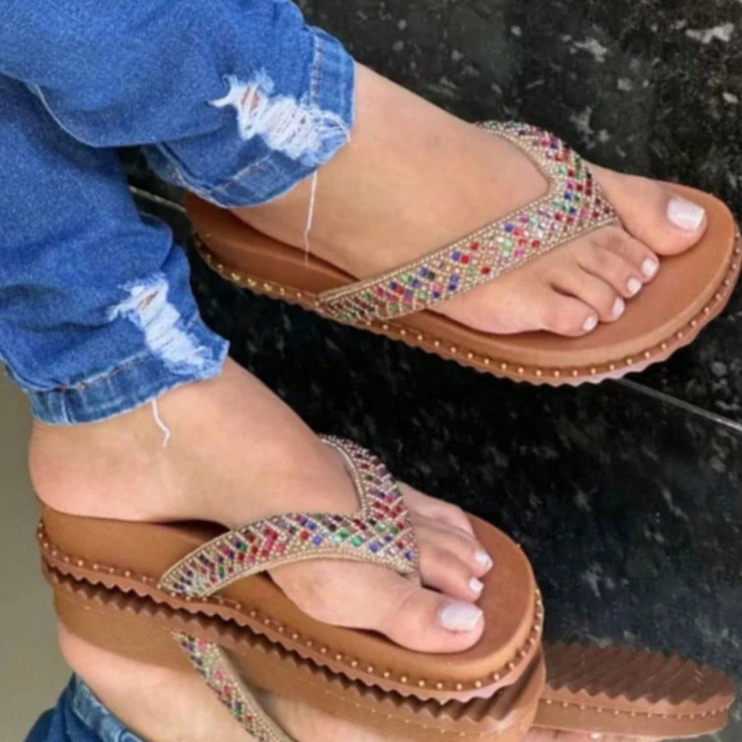 Papete Feminina de Dedo Estilo Chinelo Com Strass Caramelo