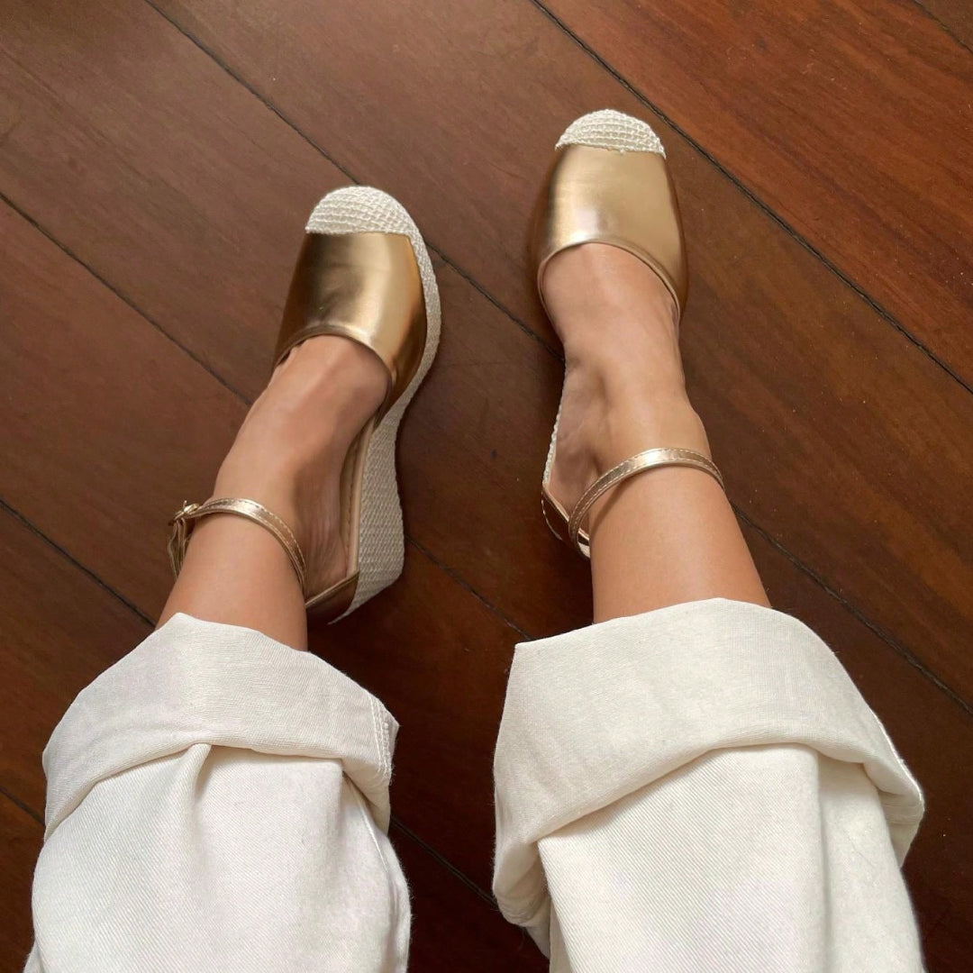 Sandália Espadrille Feminina Anabela Texturizada fechada Dourada