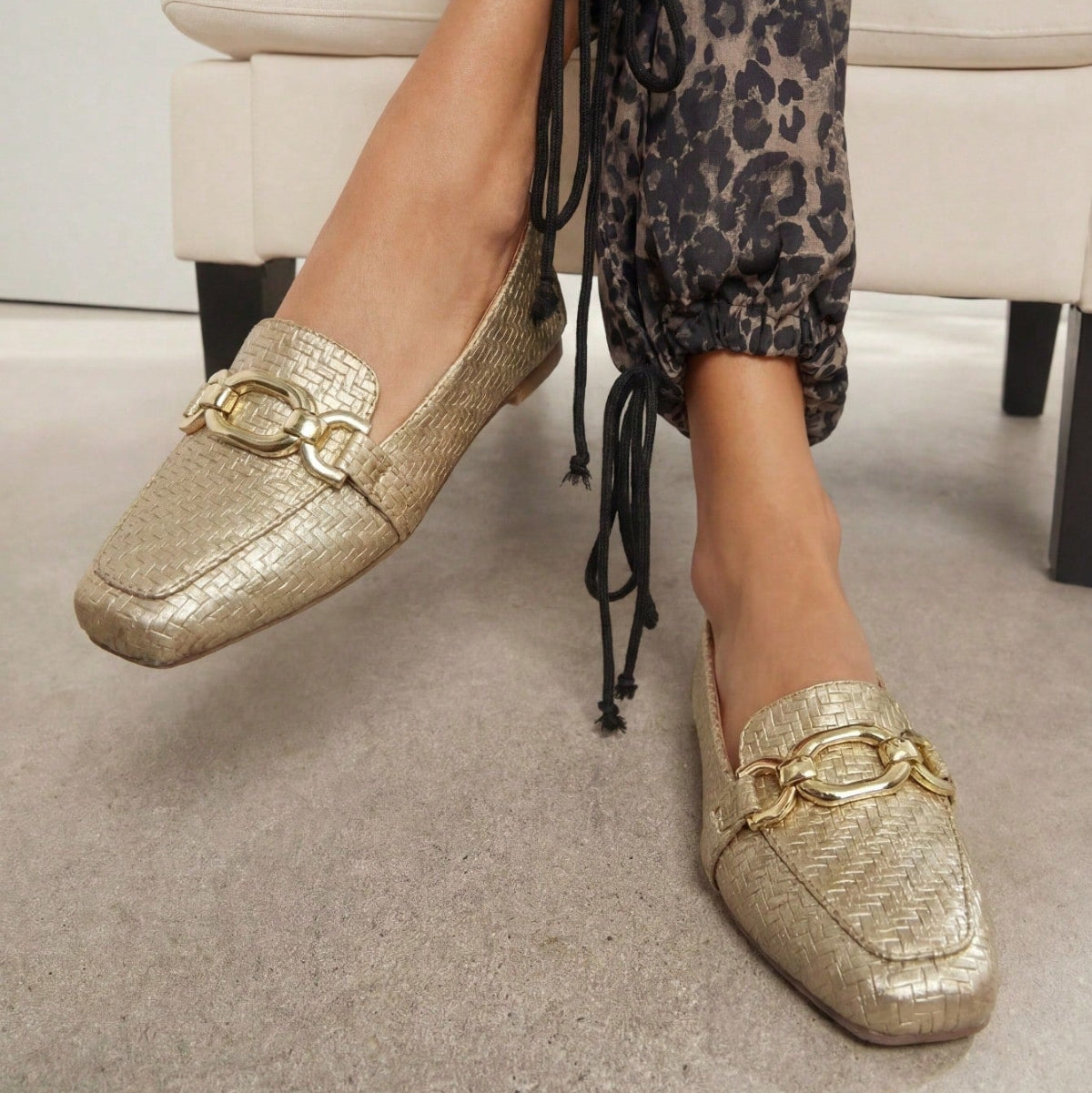 Sapatilha Mocassim Feminina Tressê | Dourado com Enfeite Retangular