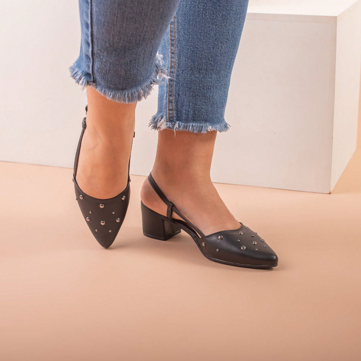 Scapin Feminino Slingback Bico Fino Salto Bloco Baixo Confortável e Aplicações Preto
