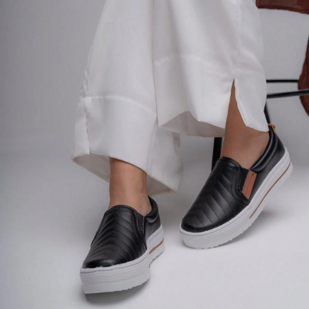 Tênis Slip On Feminino Casual Confortável | Estilo Clássico e Versátil Preto