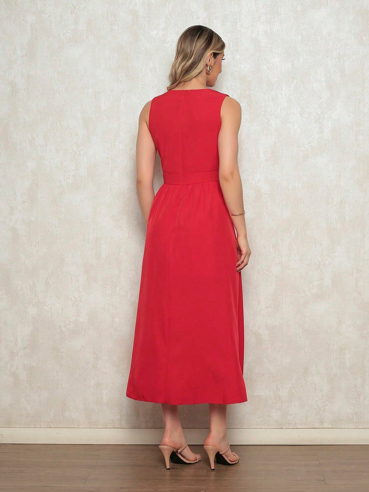 Vestido Feminino Midi em Crepinho - Cintura Marcada, Decote Discreto e Saia Solta Vermelho