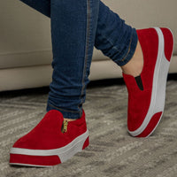 Tênis Slip On Feminino em Camurça Com Solado Antiderrapante 