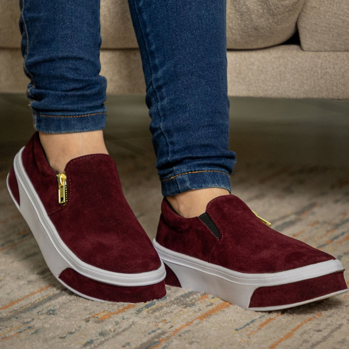 Tênis Slip On Feminino em Camurça Com Solado Antiderrapante 