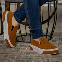 Tênis Slip On Feminino em Camurça Com Solado Antiderrapante 