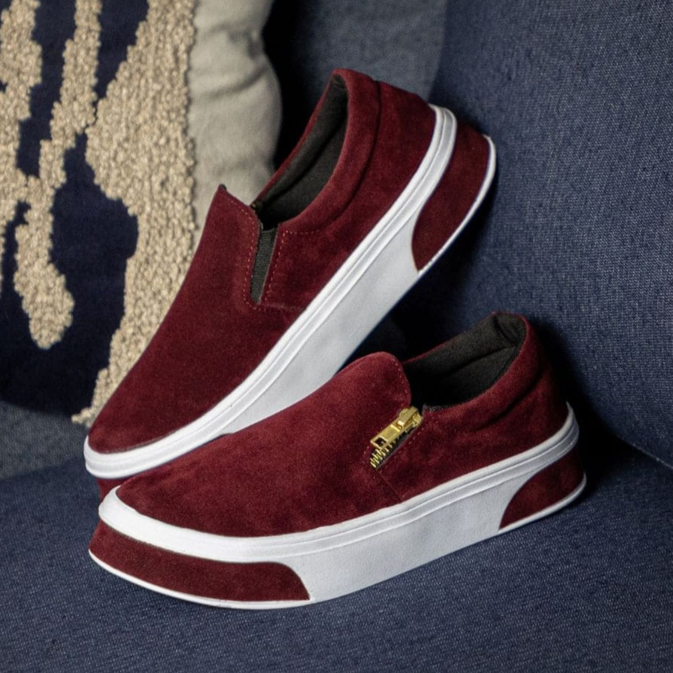 Tênis Slip On Feminino em Camurça Com Solado Antiderrapante 