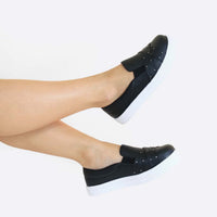 Tênis Slip On Feminino Tiras Cruzadas e Tachas – Visual Sofisticado e Prático