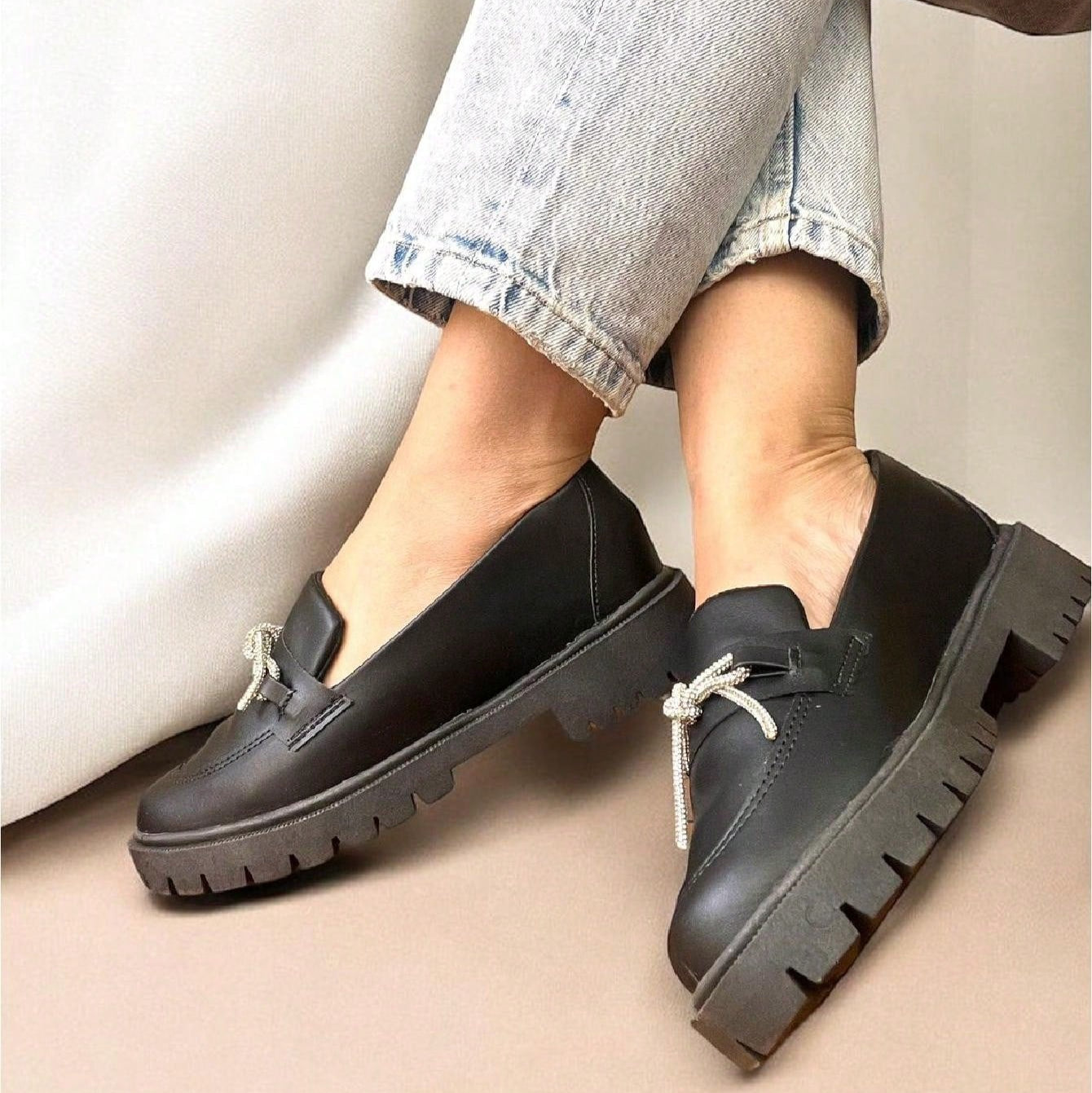 Mocassim Tratorado Feminino com Laço de Strass – Conforto com Elegância