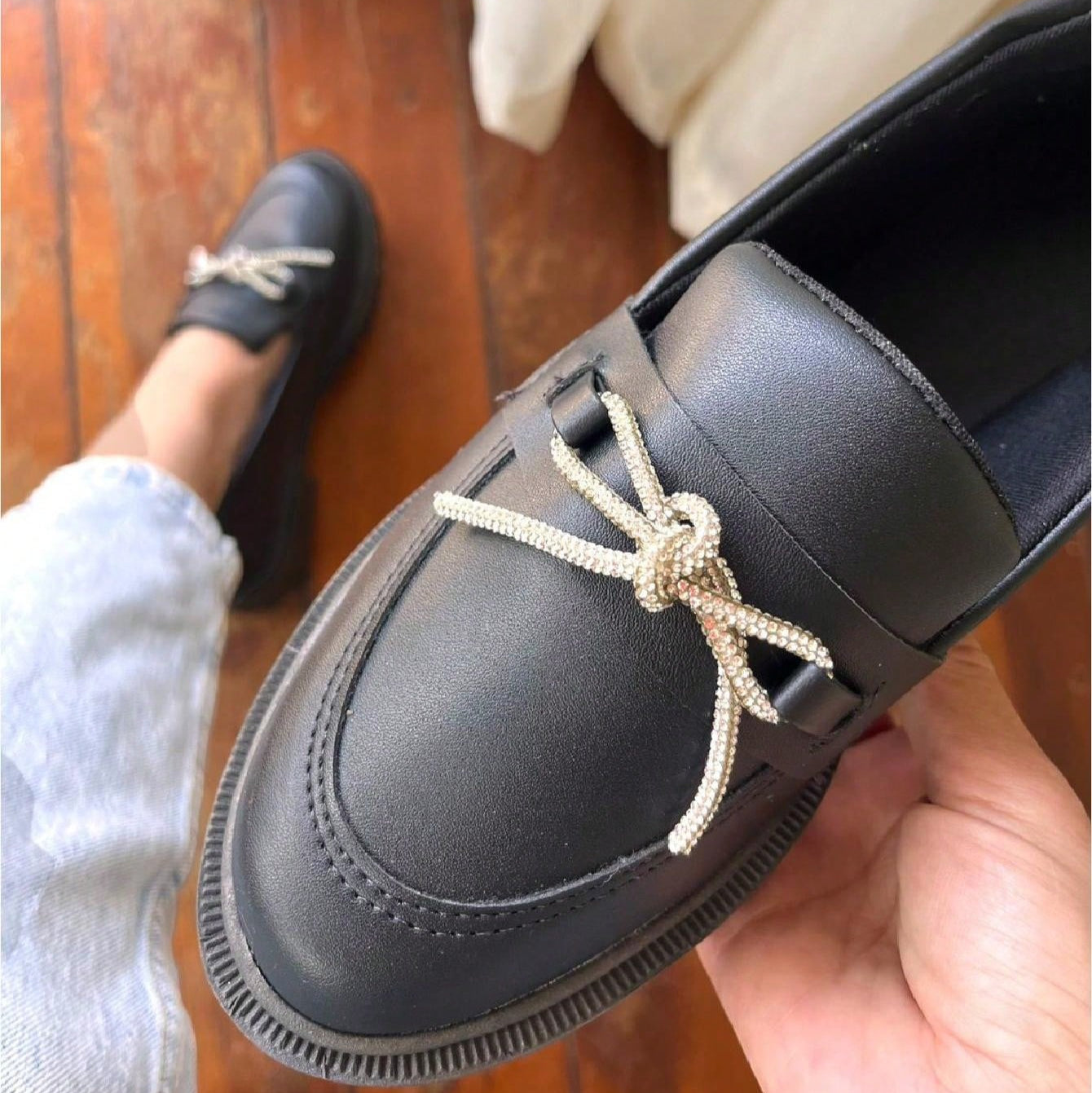 Mocassim Tratorado Feminino com Laço de Strass – Conforto com Elegância