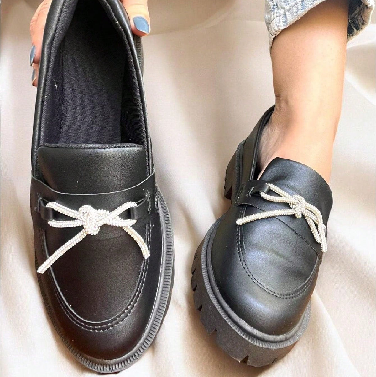 Mocassim Tratorado Feminino com Laço de Strass – Conforto com Elegância