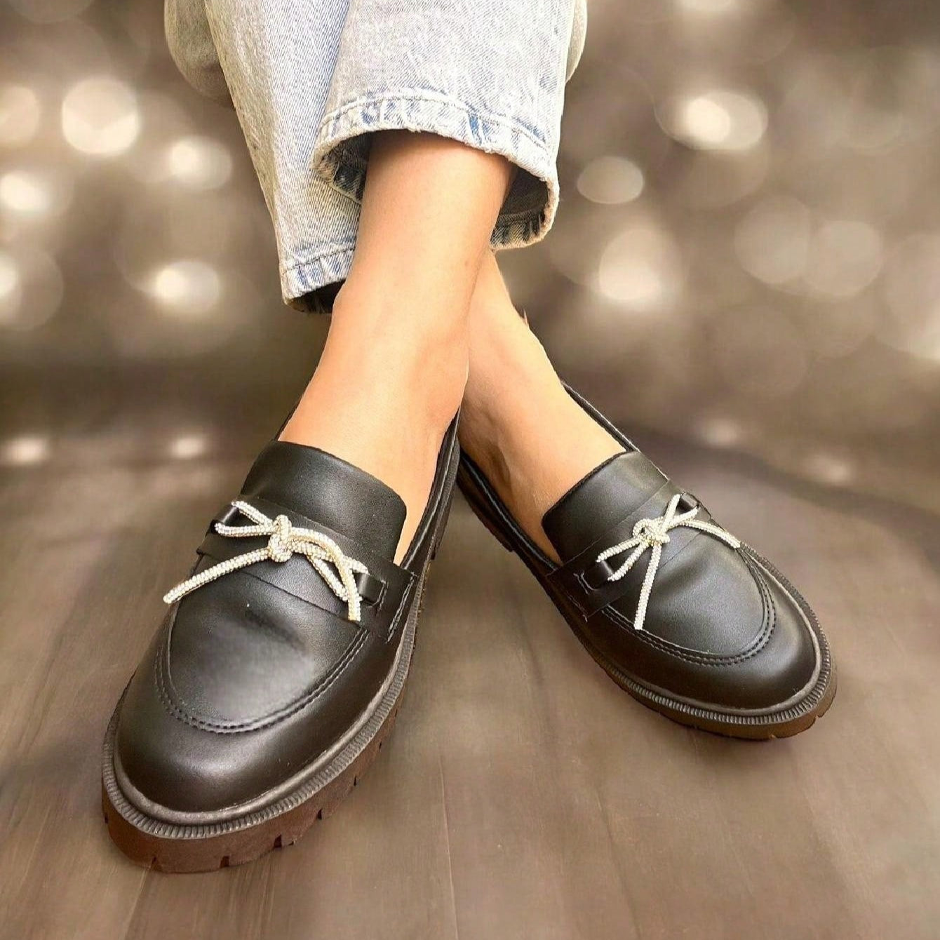 Mocassim Tratorado Feminino com Laço de Strass – Conforto com Elegância