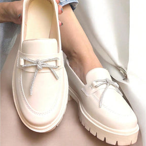 Mocassim Tratorado Feminino com Laço de Strass – Conforto com Elegância