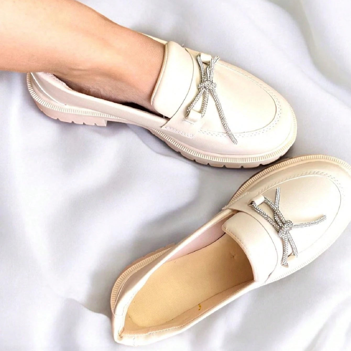 Mocassim Tratorado Feminino com Laço de Strass – Conforto com Elegância