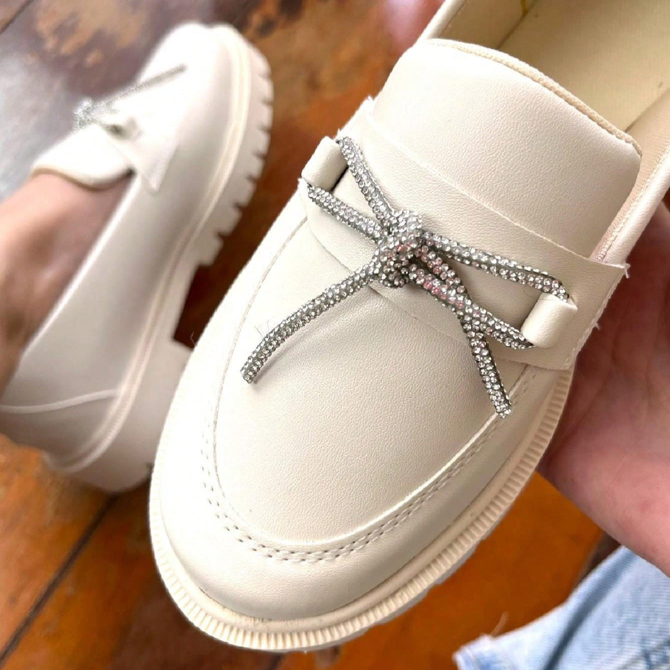 Mocassim Tratorado Feminino com Laço de Strass – Conforto com Elegância
