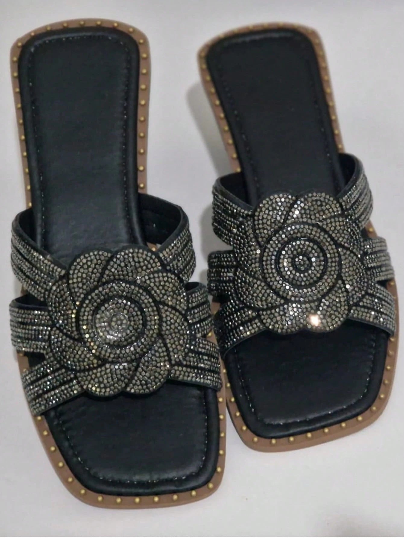 Rasteira Feminina com Flor de Strass – Delicadeza, Brilho e Conforto no Seu Passo