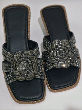 Rasteira Feminina com Flor de Strass – Delicadeza, Brilho e Conforto no Seu Passo