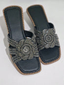 Rasteira Feminina com Flor de Strass – Delicadeza, Brilho e Conforto no Seu Passo