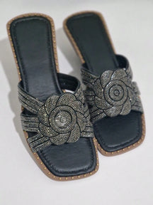 Rasteira Feminina com Flor de Strass – Delicadeza, Brilho e Conforto no Seu Passo