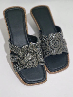 Rasteira Feminina com Flor de Strass – Delicadeza, Brilho e Conforto no Seu Passo