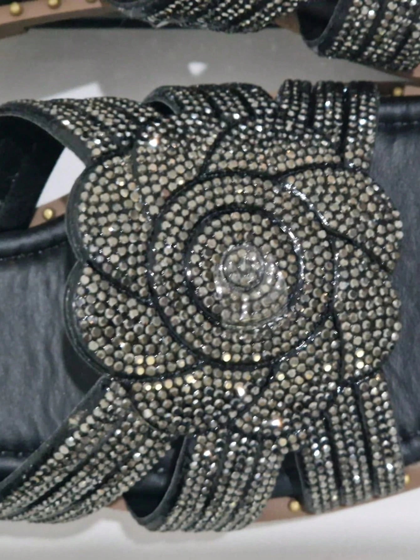 Rasteira Feminina com Flor de Strass – Delicadeza, Brilho e Conforto no Seu Passo