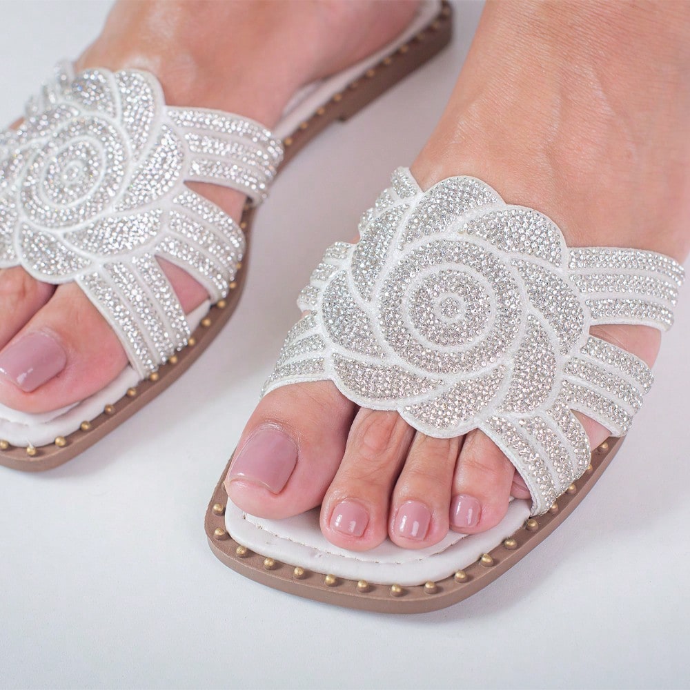 Rasteira Feminina com Flor de Strass – Delicadeza, Brilho e Conforto no Seu Passo