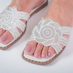 Rasteira Feminina com Flor de Strass – Delicadeza, Brilho e Conforto no Seu Passo