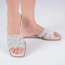 Rasteira Feminina com Flor de Strass – Delicadeza, Brilho e Conforto no Seu Passo