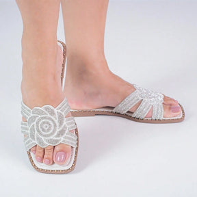 Rasteira Feminina com Flor de Strass – Delicadeza, Brilho e Conforto no Seu Passo