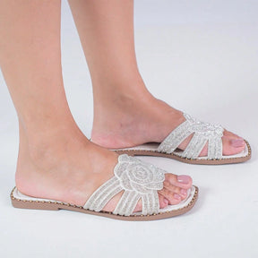 Rasteira Feminina com Flor de Strass – Delicadeza, Brilho e Conforto no Seu Passo