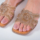 Rasteira Feminina com Flor de Strass – Delicadeza, Brilho e Conforto no Seu Passo