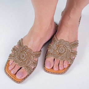 Rasteira Feminina com Flor de Strass – Delicadeza, Brilho e Conforto no Seu Passo