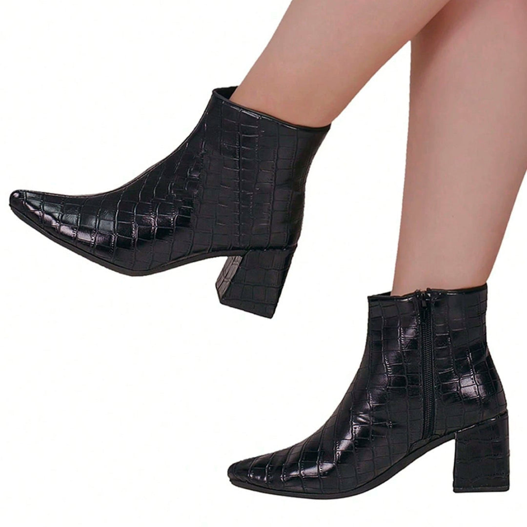  Bota Feminina Bico Fino Cano Curto Textura Croco 