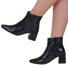  Bota Feminina Bico Fino Cano Curto Textura Croco 