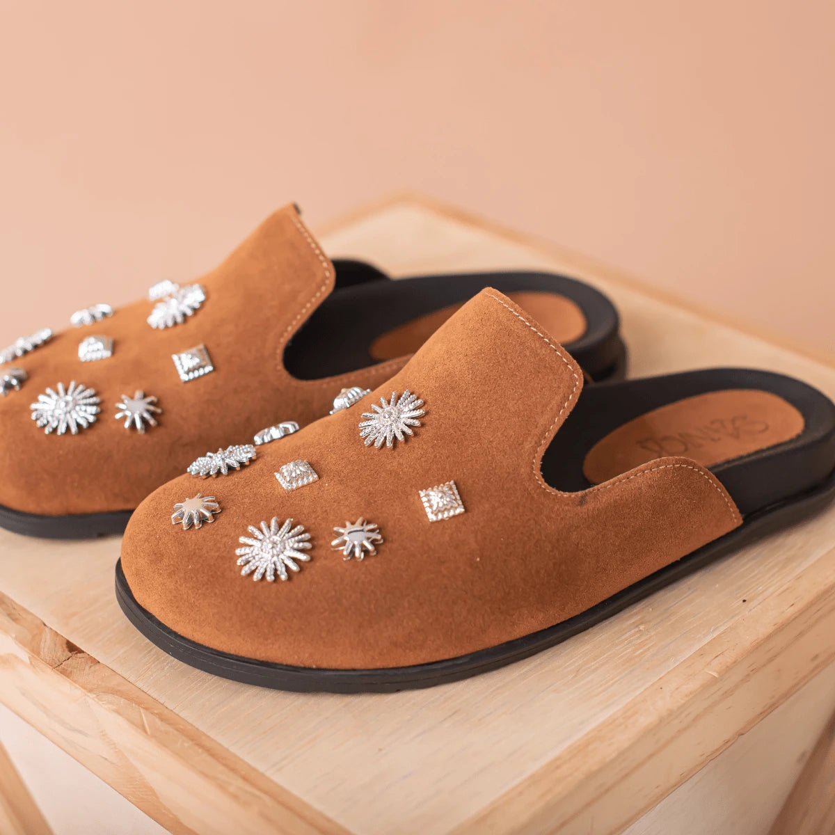 Clog Sapato Feminino Mule Babuche Camurça Com Detalhes Prata Estilo Conforto Elegância Anatômico Sandália