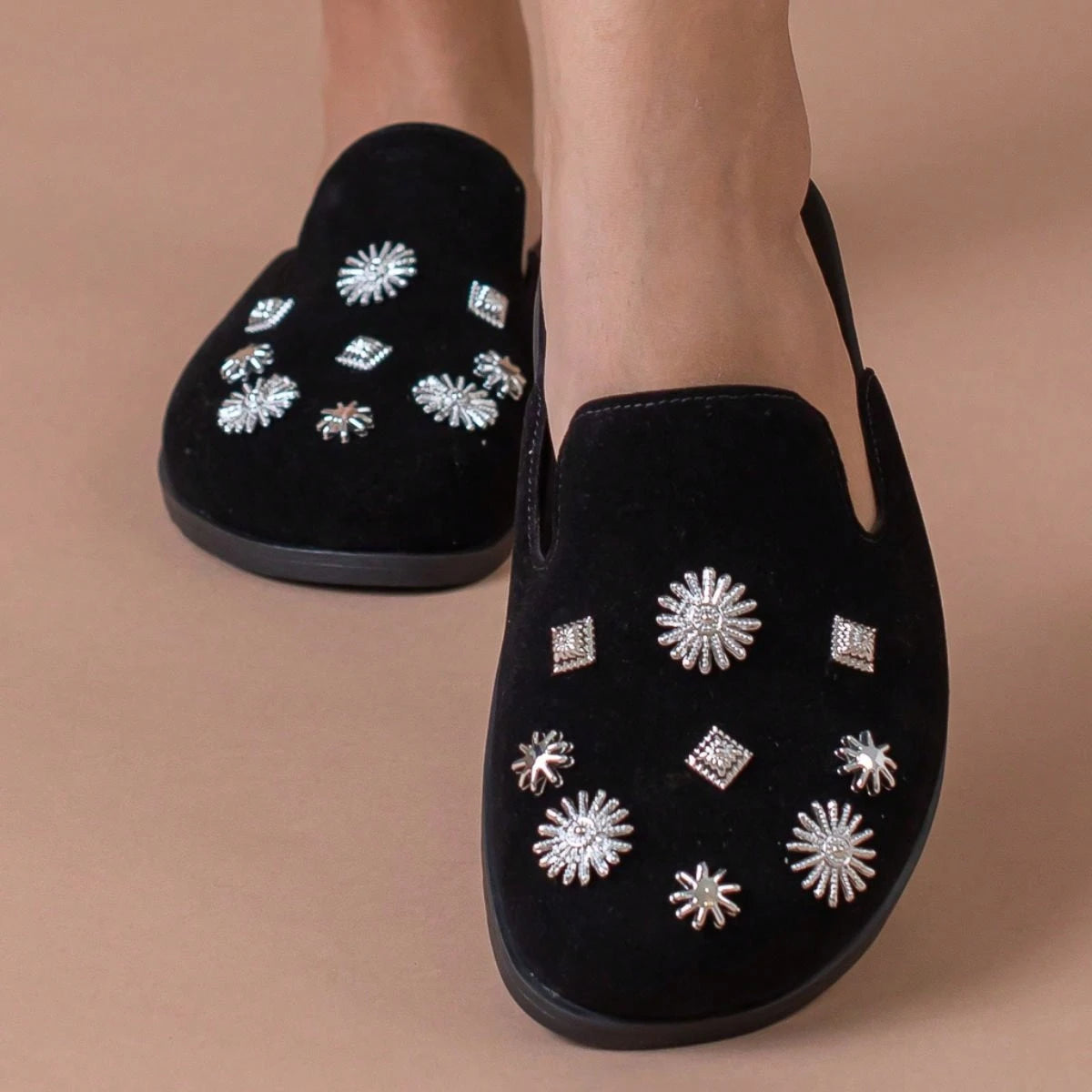 Clog Sapato Feminino Mule Babuche Camurça Com Detalhes Prata Estilo Conforto Elegância Anatômico Sandália