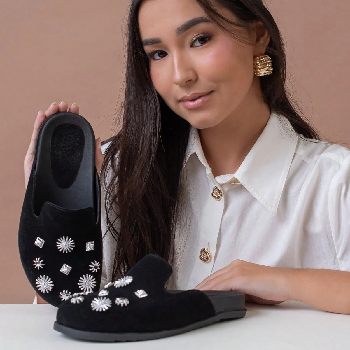 Clog Sapato Feminino Mule Babuche Camurça Com Detalhes Prata Estilo Conforto Elegância Anatômico Sandália