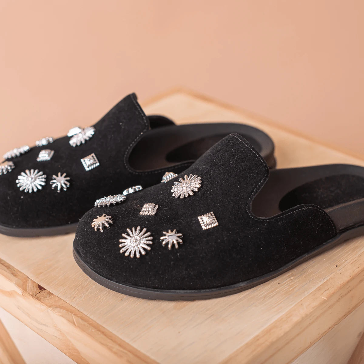 Clog Sapato Feminino Mule Babuche Camurça Com Detalhes Prata Estilo Conforto Elegância Anatômico Sandália
