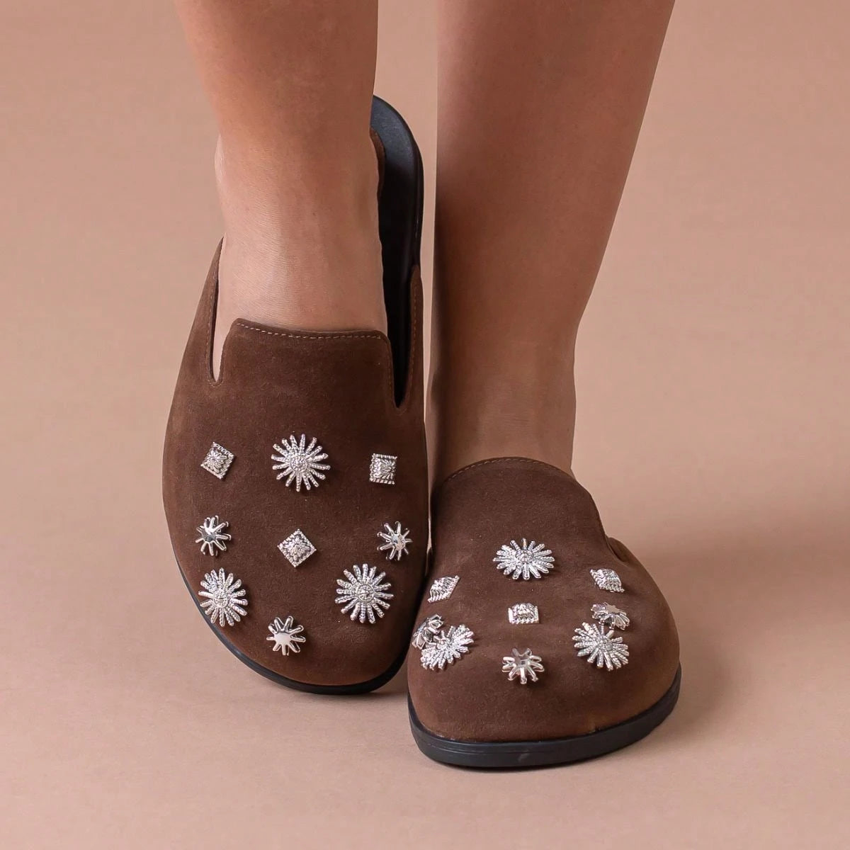 Clog Sapato Feminino Mule Babuche Camurça Com Detalhes Prata Estilo Conforto Elegância Anatômico Sandália