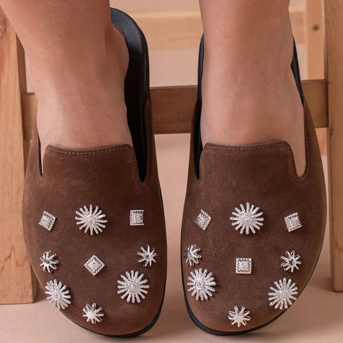 Clog Sapato Feminino Mule Babuche Camurça Com Detalhes Prata Estilo Conforto Elegância Anatômico Sandália