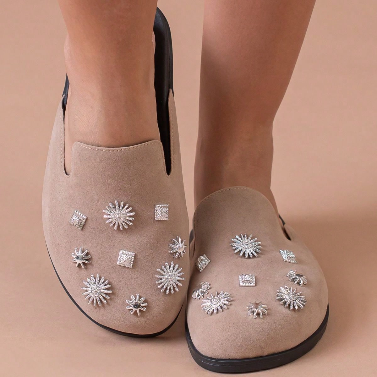 Clog Sapato Feminino Mule Babuche Camurça Com Detalhes Prata Estilo Conforto Elegância Anatômico Sandália