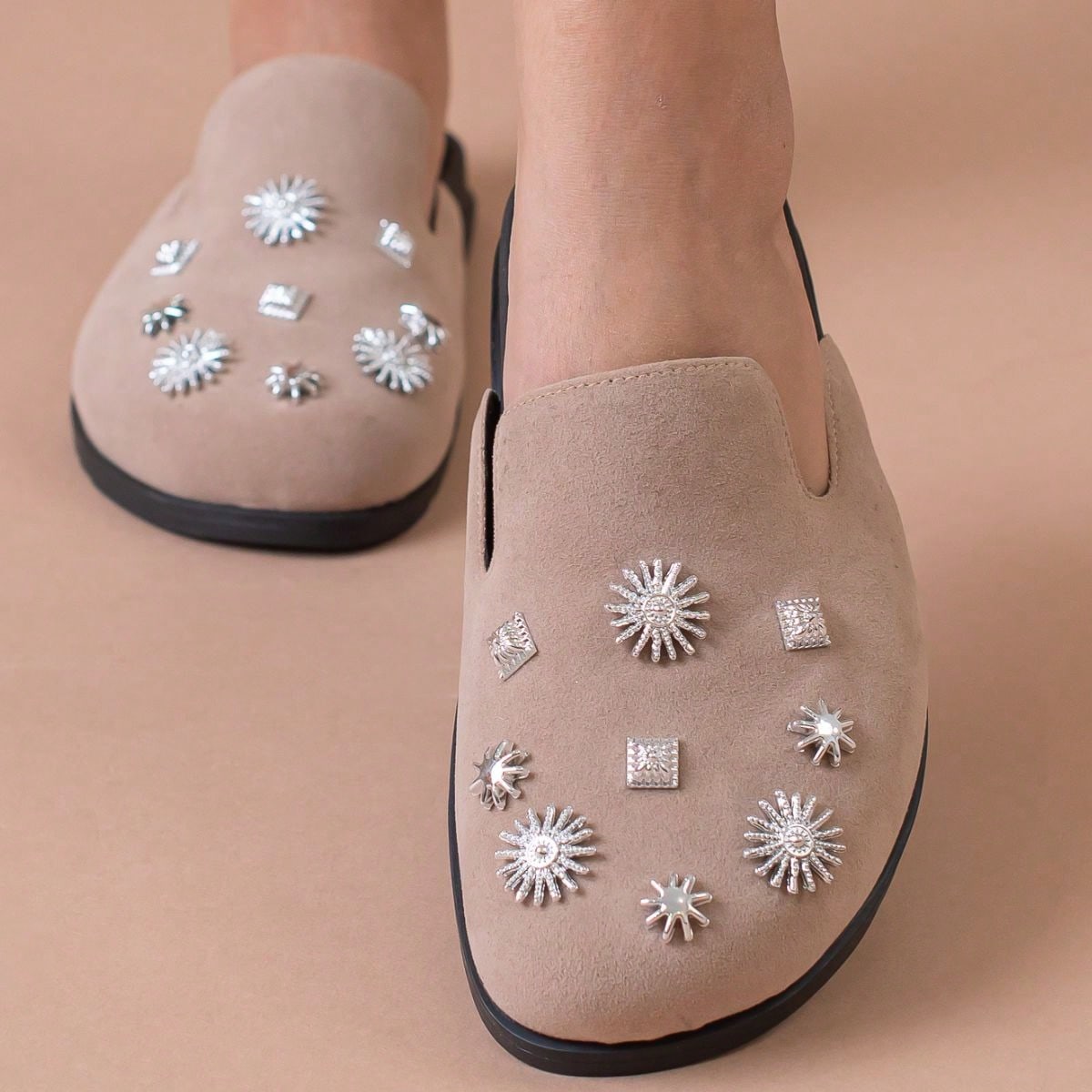 Clog Sapato Feminino Mule Babuche Camurça Com Detalhes Prata Estilo Conforto Elegância Anatômico Sandália