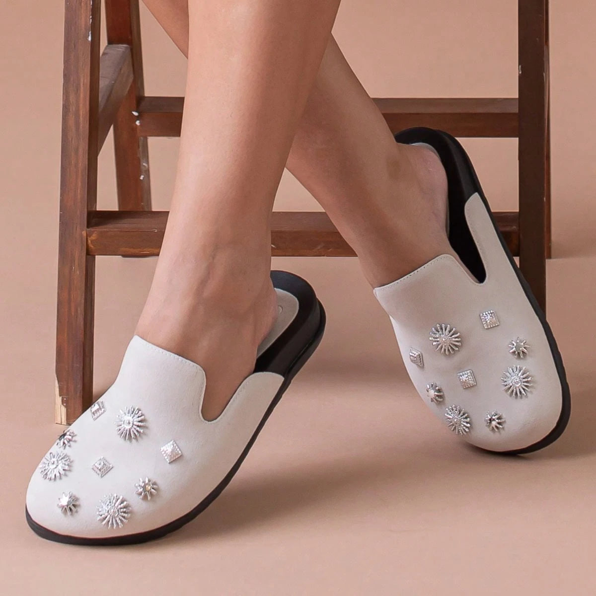 Clog Sapato Feminino Mule Babuche Camurça Com Detalhes Prata Estilo Conforto Elegância Anatômico Sandália