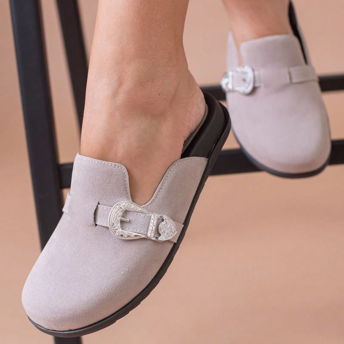 Clog Feminino Sapato Mule Babuche Camurça Com Fivela Estilo e Conforto para o Dia a Dia Elegância Anatômico