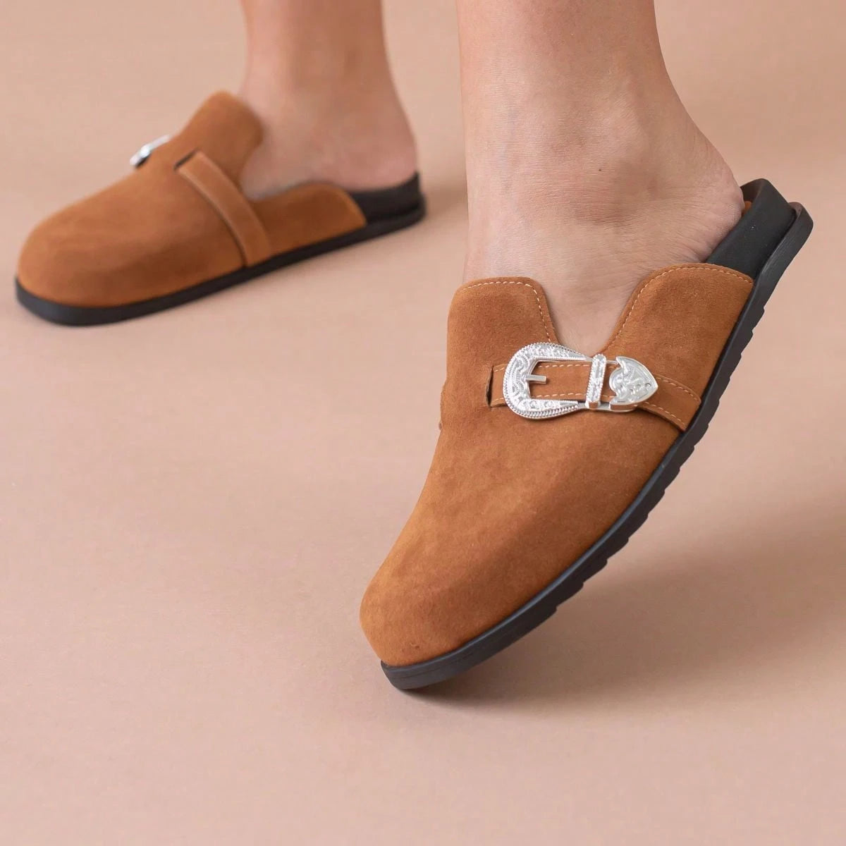 Clog Feminino Sapato Mule Babuche Camurça Com Fivela Estilo e Conforto para o Dia a Dia Elegância Anatômico