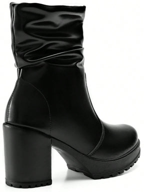 Bota Tratorada Feminina Cano Curto Enrugada | Looks Cheios de Estilo

