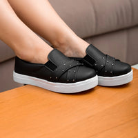 Tênis Slip On Feminino Tiras Cruzadas e Tachas – Visual Sofisticado e Prático