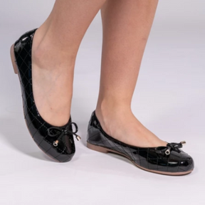 Sapatilha Feminina Clássica Verniz Matelassê com Laço  – Elegância e Conforto no Dia a Dia